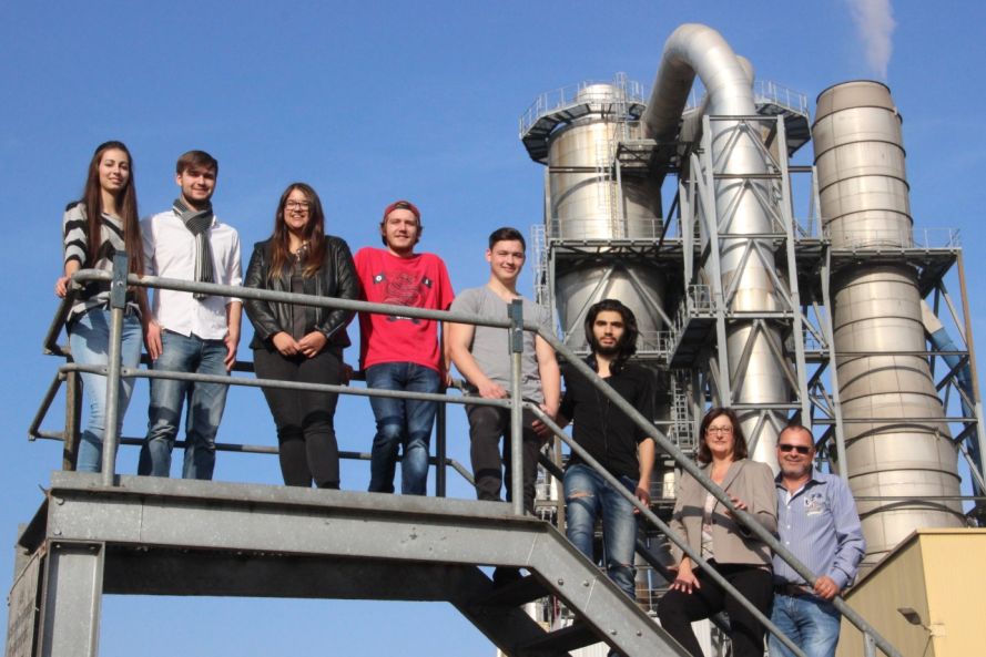 Les apprentis sont notre avenir 2017 Sur la photo de gauche à droite : Katrin Hewer, Lars Kaspar, Verena Heyer (agents technicocommerciaux), Joey Steffensky, Christian Kuhn (mécaniciens industriels), Hussam Alshannan (électronicien pour le génie industriel), Verena Steuer (responsable du personnel), Norman Brachmann (président du conseil d'entreprise)